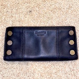 This wallet is spectacular and will make you shine among others.